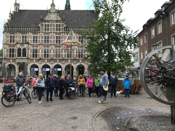 <p>Treffen zur Radtour auf dem Marktplatz vor dem historischen Rathaus</p>